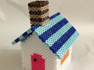 青ボーダー屋根の家